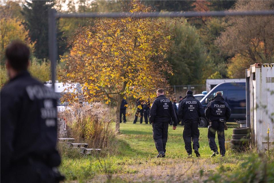 Polizisten nahmen im Oktober auch ein Grundstück in Tauche unter die Lupe. (Archivbild) Christophe Gateau/dpa