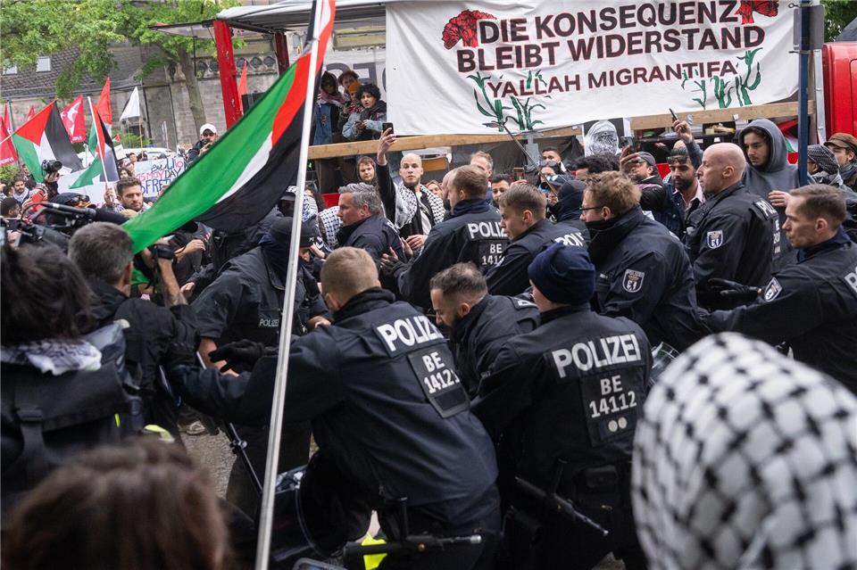 Polizisten nehmen bei einer propalästinensischen Demonstrationen zum 77. Nakba-Tag einen Teilnehmer fest. Christophe Gateau/dpa