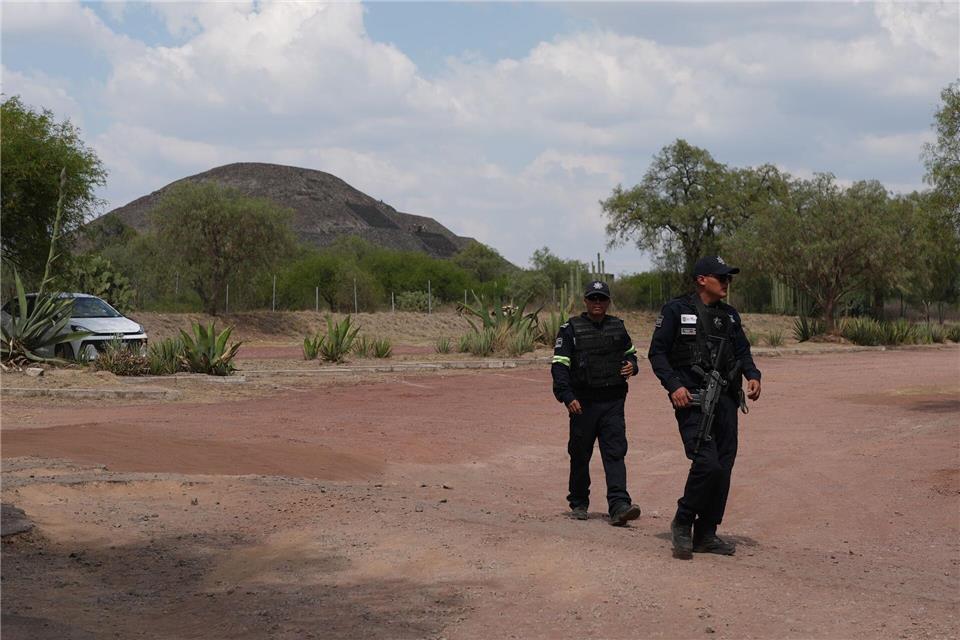 Polizisten patrouillieren vor den Pyramiden, nachdem ein Bewaffneter in Teotihuacan das Feuer eröffnet hat.Eduardo Verdugo/AP/dpa