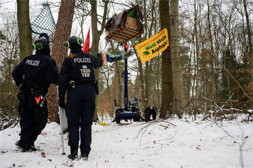 Polizisten räumen Plattformen in einem Wald bei Lüneburg, auf denen Aktivisten seit Wochen gegen den Ausbau der A39 protestieren. Philipp Schulze/dpa