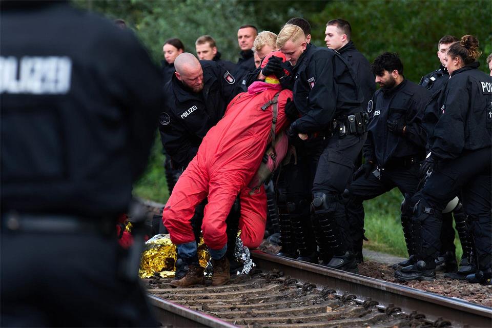 Polizisten räumen eine Gleisblockade im Hamburger Hafen, mit der Aktivisten gegen steigende Militärausgaben protestieren.Marcus Golejewski/dpa