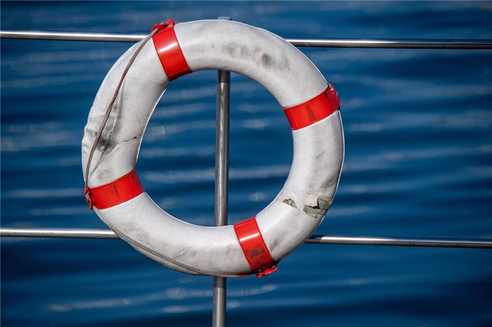 Polizisten reagierten schnell und warfen dem Hundebesitzer einen Rettungsring zu. (Symbolbild)Stefan Sauer/dpa