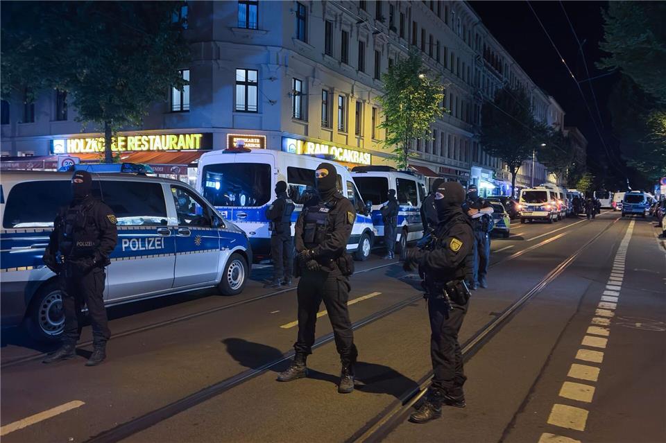 Polizisten riegeln die Eisenbahnstraße in Leipzig ab.-/News5/dpa