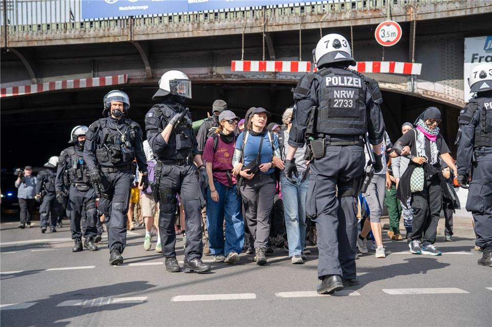 Polizisten schirmen Demonstranten bei einer Versammlung ab. Max Lametz/dpa