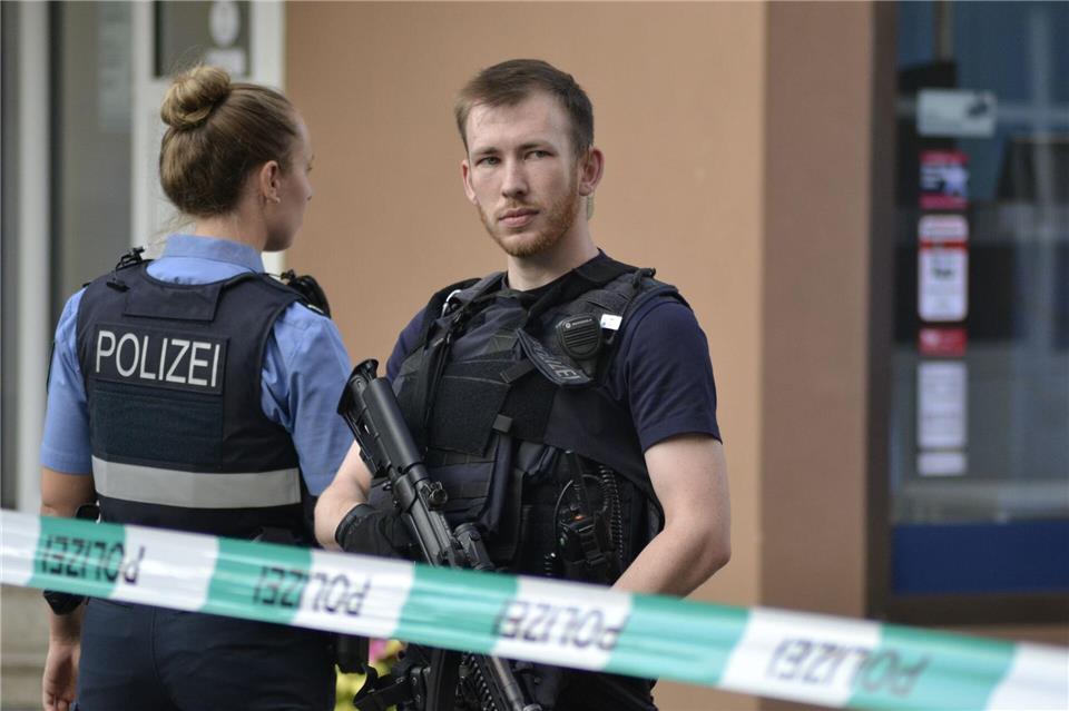 Getöteter Beamter: Verdächtiger vor Tat nicht polizeibekannt Polizisten sichern den Tatort. Gianni Gattus/dpa