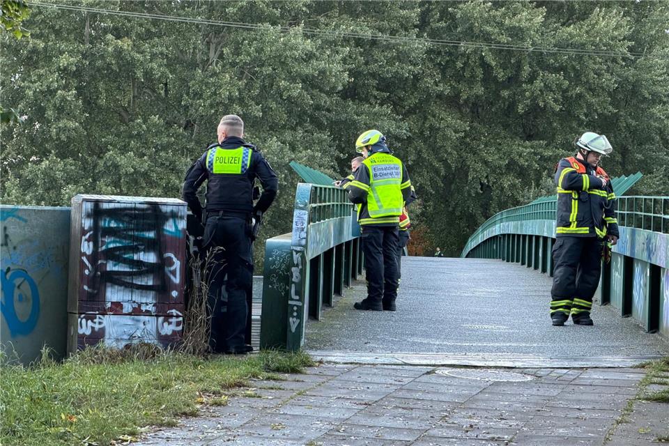 Polizisten sichern eine Fußgängerbrücke im Hamburger Stadtteil Wilhelmsburg – unter ihr wurde der Junge entdeckt. Fabian H�fig/NEWS5 /dpa
