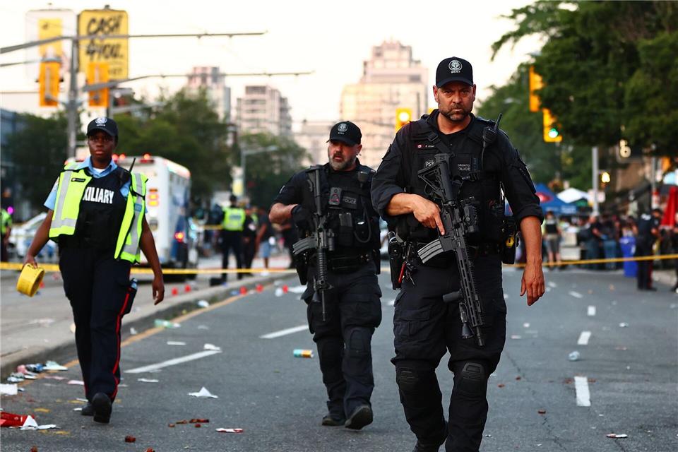 Polizisten sichern eine Straße, nachdem bei einem Salsa-Festival im kanadischen Toronto zwei Menschen durch Schüsse getötet wurden. Keito Newman/The Canadian Press/AP/dpa