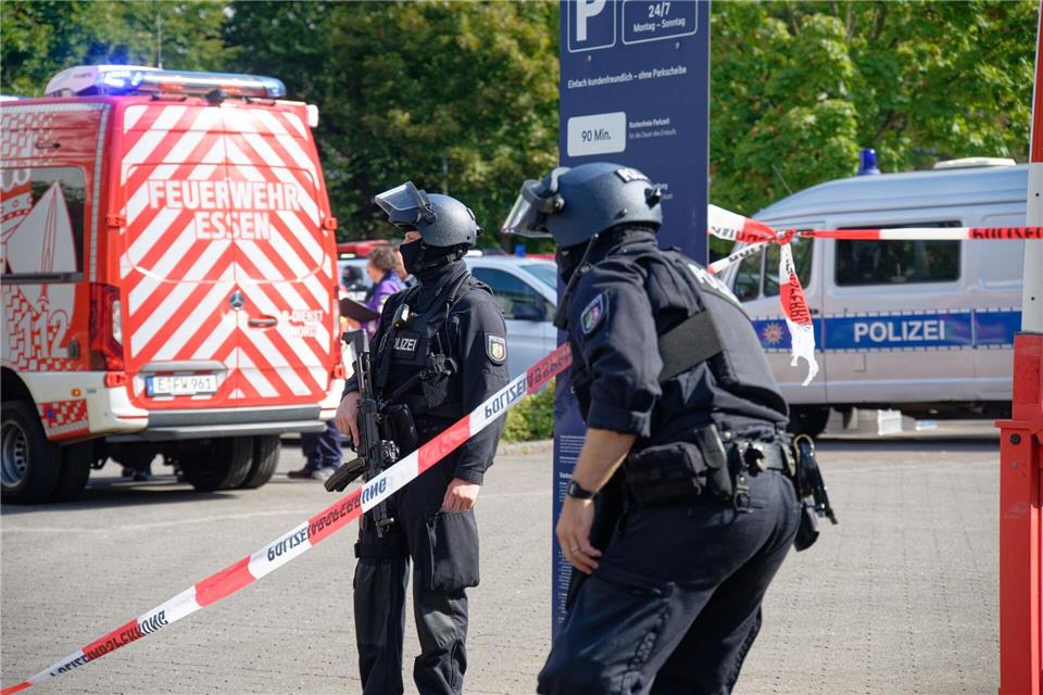 Nach Messerangriff auf Lehrerin wieder Unterricht in Schule Polizisten sichern nach der Messerattacke das Schulgelände und suchen den Täter. (Archivbild)Henning Kaiser/dpa