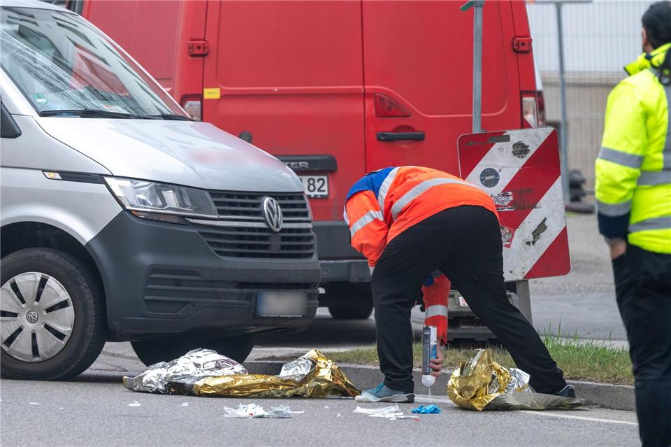 Polizisten sicherten Spuren am Ort des Geschehens.Peter Kneffel/dpa