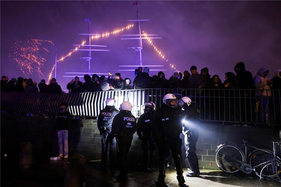 Polizisten sind an den Landungsbrücken im Einsatz.Christian Charisius/dpa