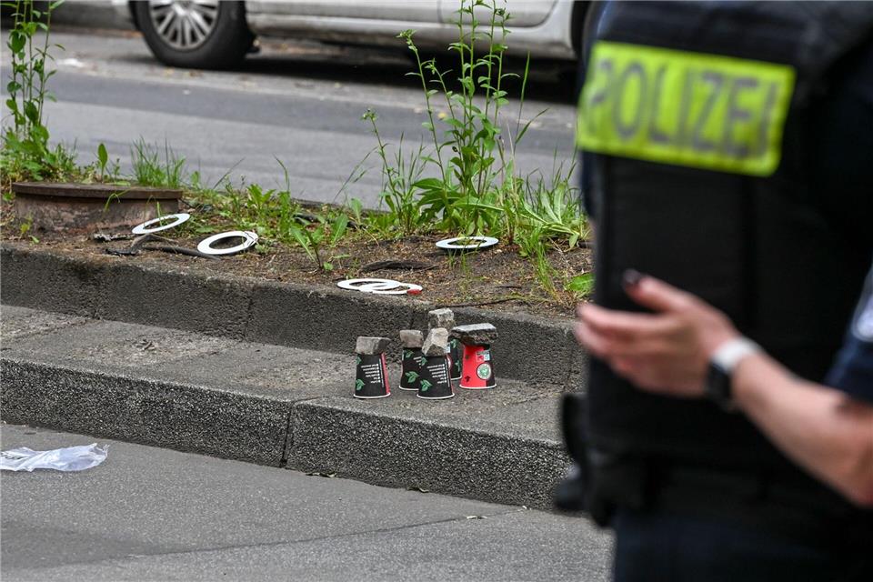 Polizisten sind auf einer Straße im Einsatz und sichern Spuren in Berlin-Kreuzberg.Jens Kalaene/dpa