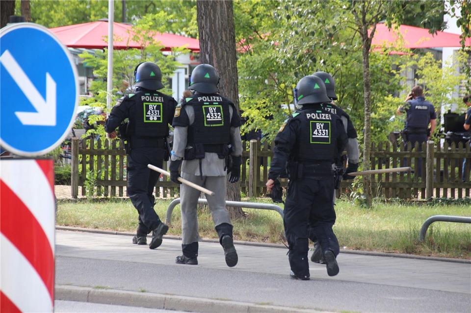Polizisten sind in Regensburg im Einsatz. Moller-Schuh/Vifogra MEDIA/dpa