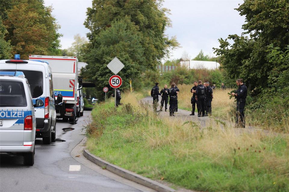 Polizisten sind in der Nähe des Kraftwerks Weisweiler im Einsatz.Sascha Thelen/dpa