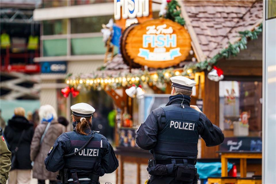 Polizisten sorgen für die Sicherheit auf Hessens Weihnachtsmärkten wie hier in Frankfurt. (Archivbild)Andreas Arnold/dpa