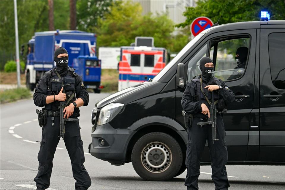 Polizisten sperren einen Einsatz gegen ein illegales Drogenlabor ab. Soeren Stache/dpa