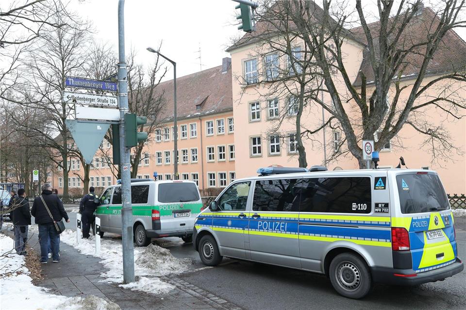 Polizisten sperrten das Schulgelände ab und durchsuchten das Gebäude.Daniel Löb/dpa