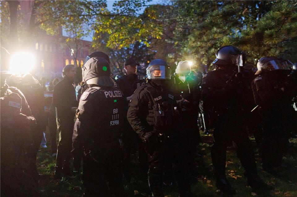 Polizisten stehen bei einer Kundgebung gegen Israel in Berlin-Mitte. Carsten Koall/dpa