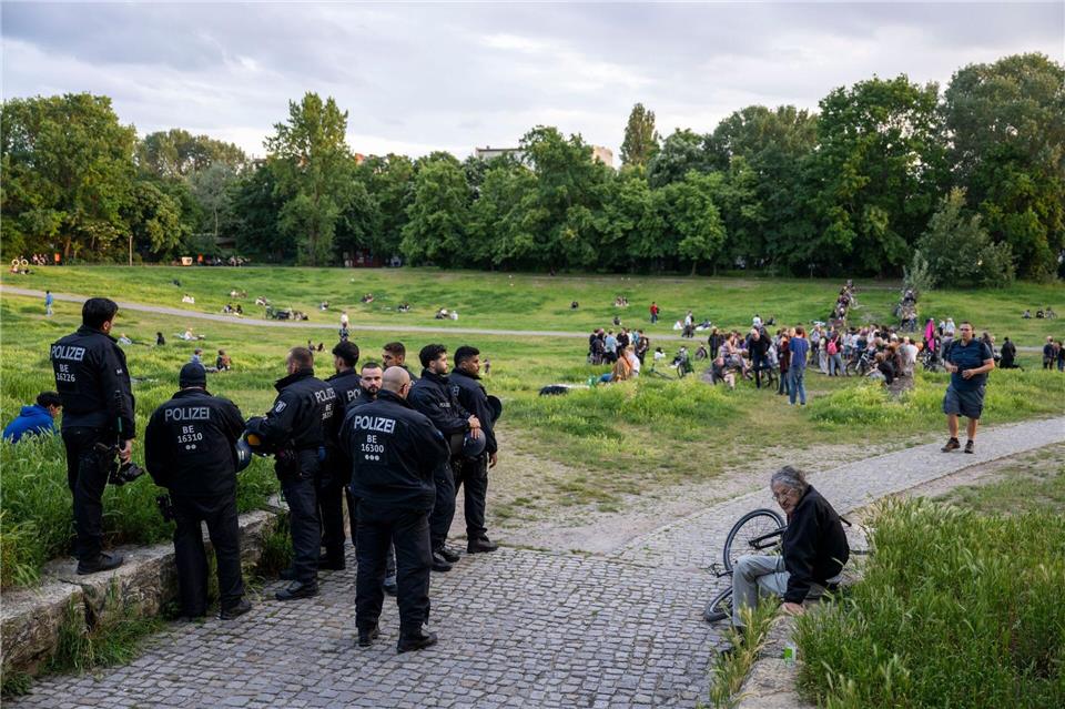 Polizisten stehen im Görlitzer Park, nachdem ein Gericht entschieden hat, dass der Görlitzer Park nachts offen bleiben darf.Christophe Gateau/dpa
