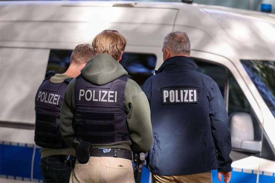 Polizisten stehen in der Nähe des Tatorts. Christoph Reichwein/dpa