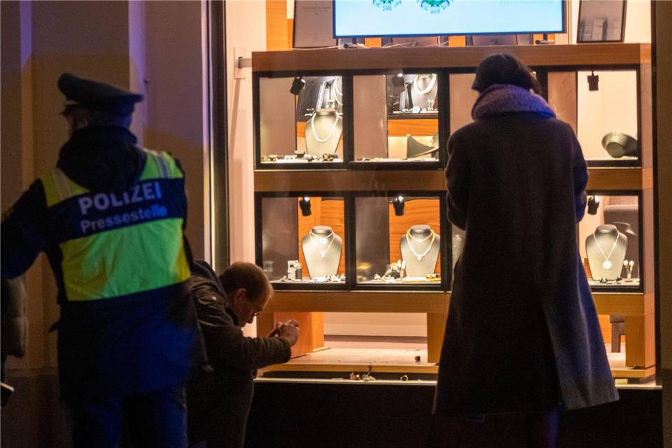 Polizisten stehen nach einem Überfall in einem Juweliergeschäft in der Innenstadt vor dem Laden.Peter Kneffel/dpa
