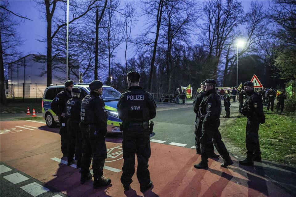 Polizisten stehen vor dem Forschungszentrum Jülich.Oliver Berg/dpa