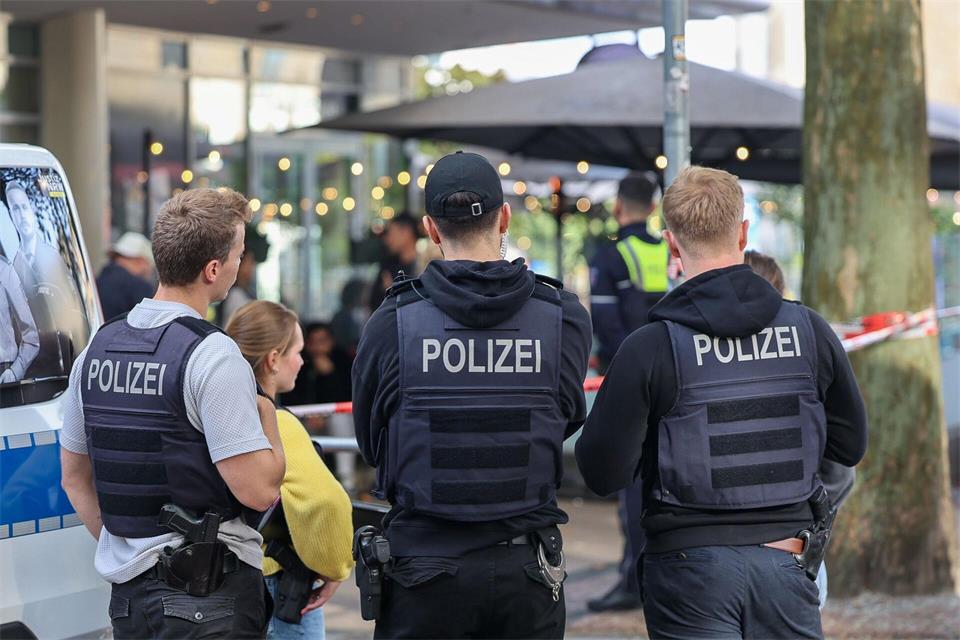 Polizisten stehen vor einem Absperrband kurz nach der gewaltsamen Befreiung des Häftlings. (Archivbild)Matthias Rosenkranz/dpa