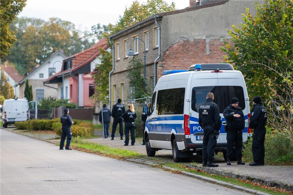 Polizisten stehen vor einem Grundstück in Herzberg.Christophe Gateau/dpa
