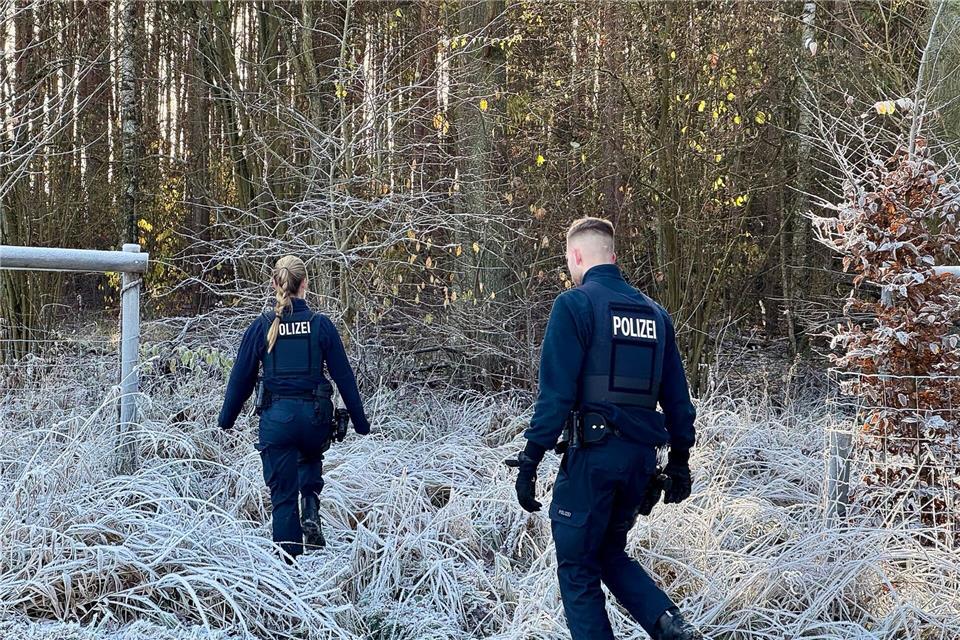 Polizisten suchen bei einem Einsatz in einem Wald nach einem vermeintlichen Känguru. Julian Stähle/dpa