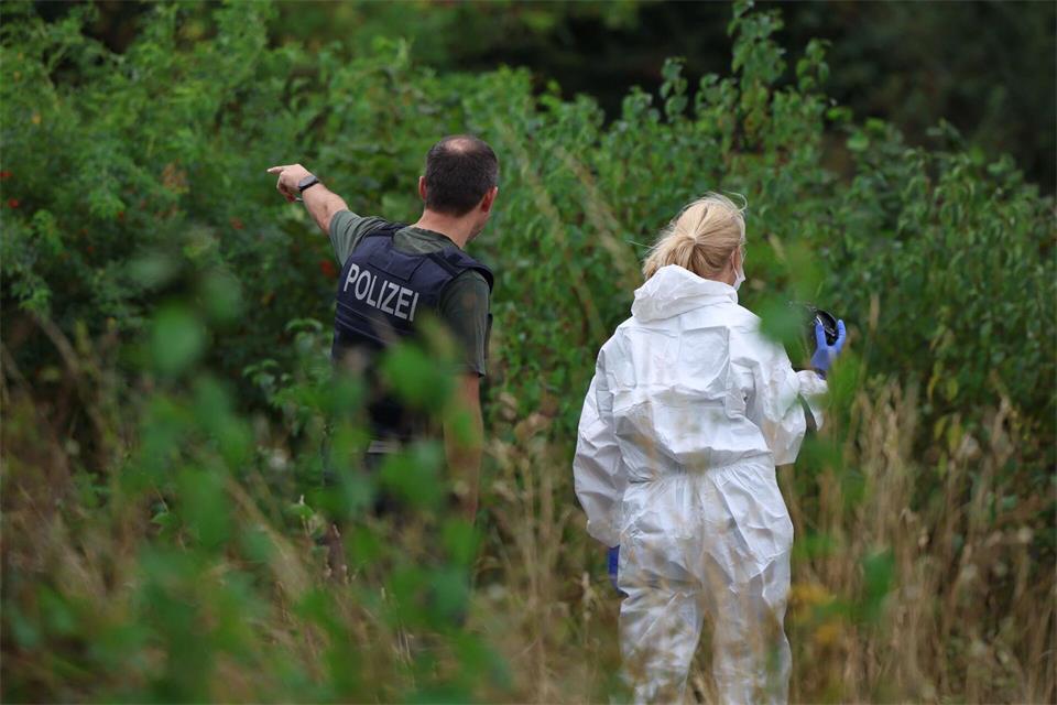 Polizisten suchen das Umfeld eines Umspannwerkes am RWE-Kraftwerk Weisweiler in Eschweiler ab.Christoph Reichwein/dpa