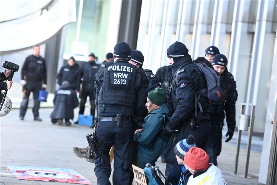 Polizisten tragen Demonstranten weg, die vor dem Innenministerium in Düsseldorf nach der Räumung von Lützerath protestierten. (Archivbild)Malte Krudewig/Malte Krudewig/Dpa/dpa