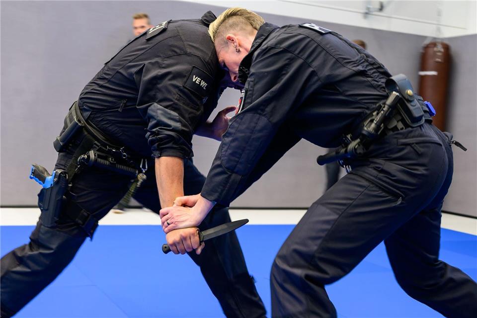 Polizisten trainieren gezielt auch die Abwehr von Messerangriffen. (Archivbild)Philipp Schulze/dpa