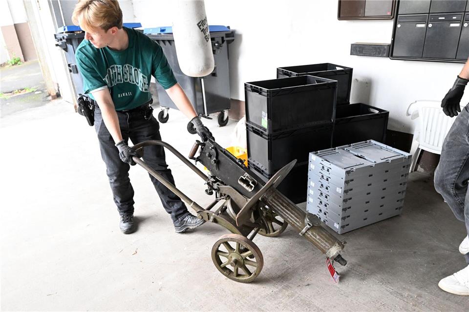 Weiteres Geheimversteck mit Waffen in Remscheid entdeckt Polizisten transportieren ein Maschinengewehr ab.Roberto Pfeil/dpa