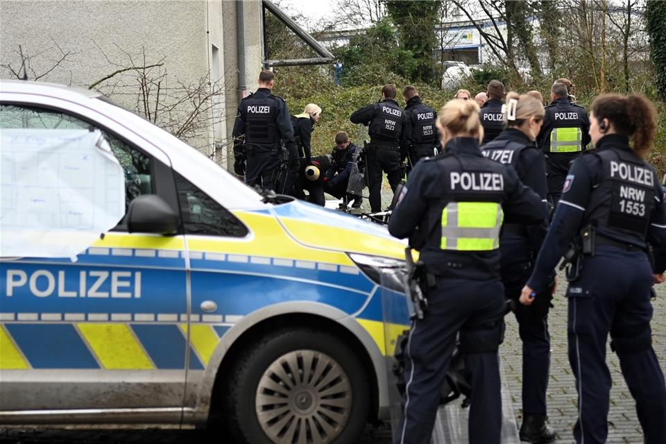 Polizisten überwältigen den Mann, der zuvor mit einem Messer bewaffnet eine Wohnungslosen-Unterkunft betreten hatte.