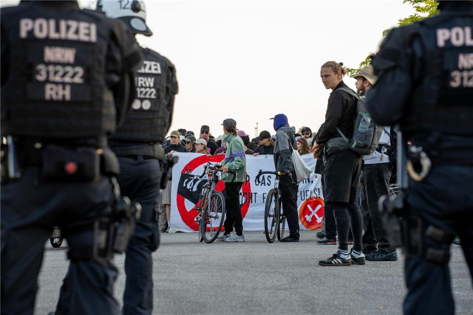 Polizisten und Demonstranten während des Klimacamps im Lippepark. (Archivbild)Max Lametz/dpa