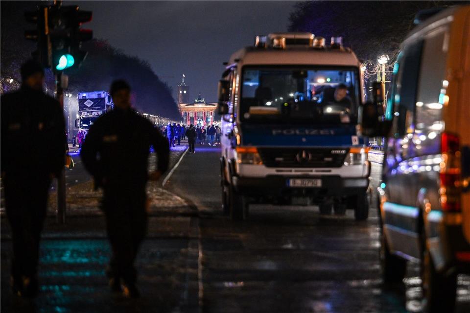 Polizisten und Fahrzeuge der Polizei.Britta Pedersen/dpa