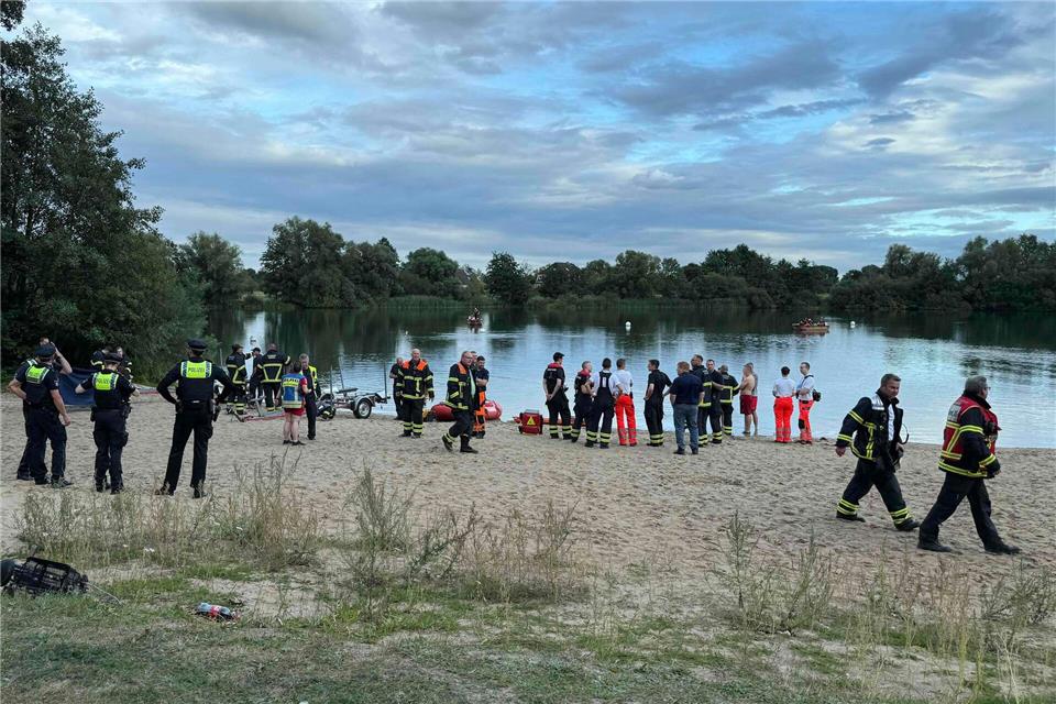 Polizei findet Leiche im See Hinterm Horn Polizisten und Feuerwehrleute stehen am See Hinterm Horn in Hamburg. (Archivbild) Sebastian Peters/NEWS5/dpa