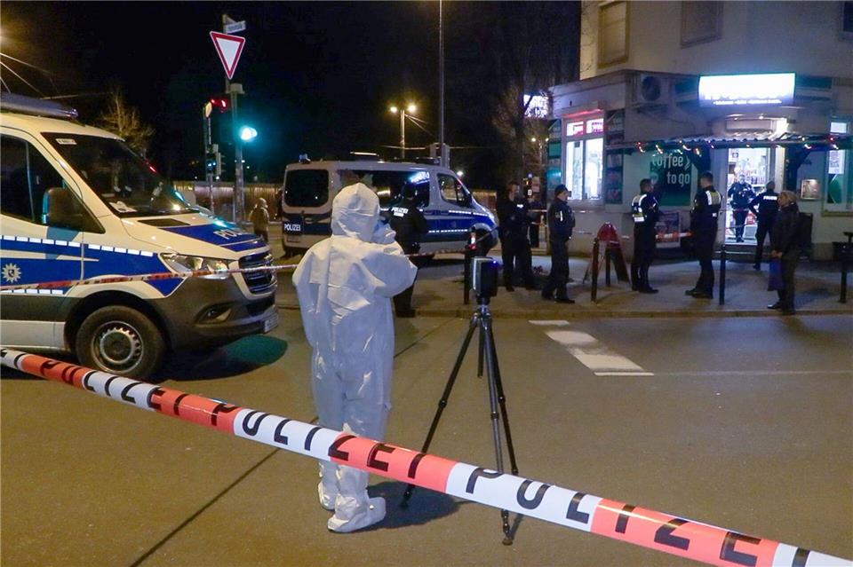 Polizisten und Mitarbeiter der Spurensicherung sind in der Bremer Kornstraße an einem Tatort beschäftigt.Sebastian Peters/NEWS5/dpa