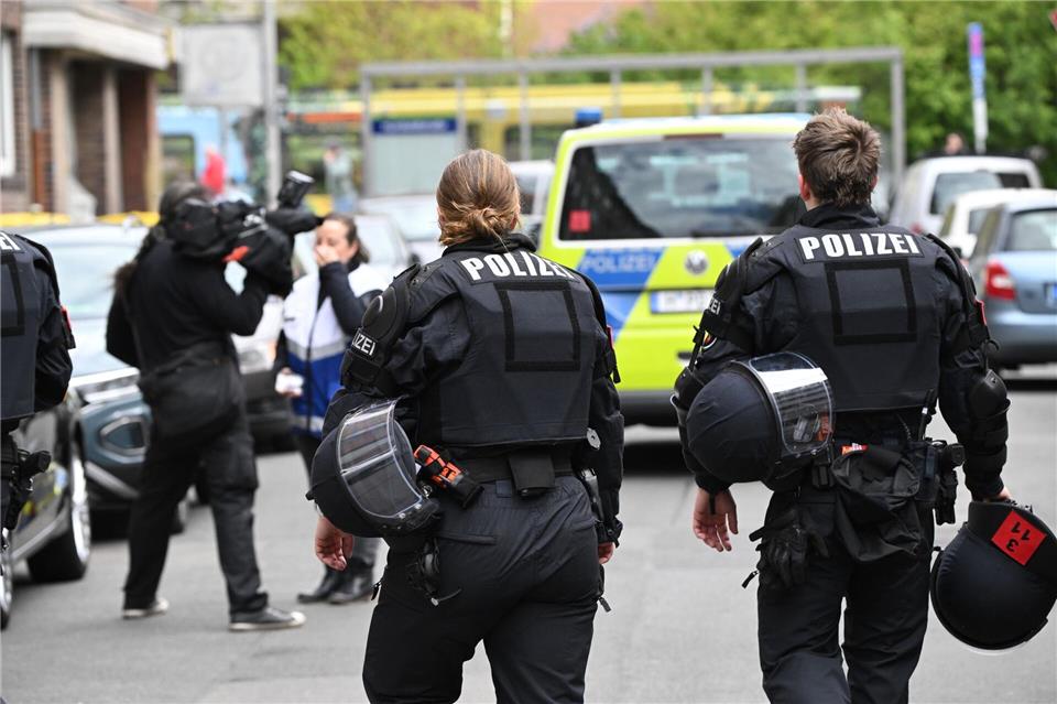 Polizisten und Polizistinnen in Schutzmontur waren im Einsatz.Julian Stratenschulte/dpa