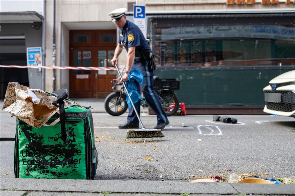 Polizisten und Rettungskräfte rückten zum Ort des Geschehens aus. (Symbolbild)Lennart Preiss/dpa