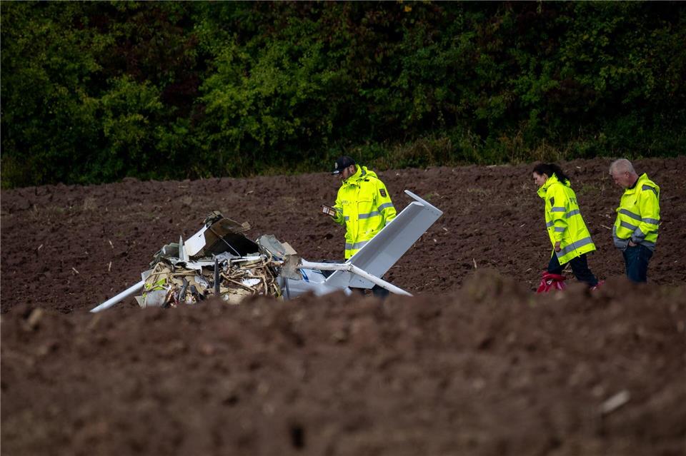 Polizisten untersuchen das Wrack des Ultraleichtflugzeugs.Harald Tittel/dpa