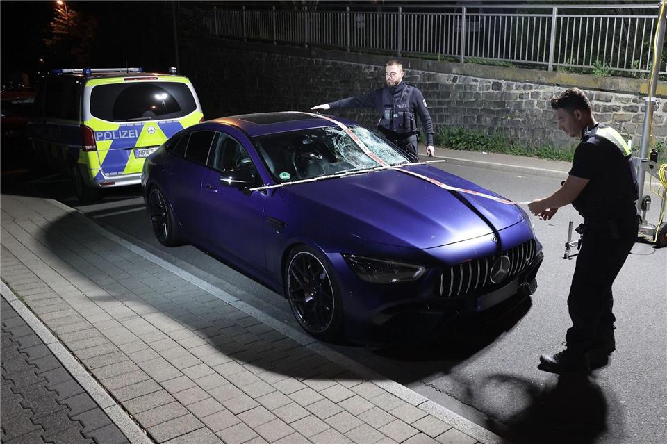 Polizisten untersuchen den Tatwagen. (Archivbild)David Young/dpa