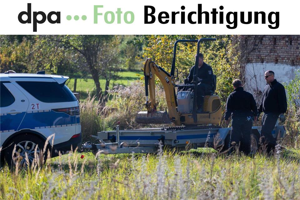 Polizisten untersuchen im Fall Rebecca mit einem Bagger ein Grundstück. (Archivbild) Christophe Gateau/dpa