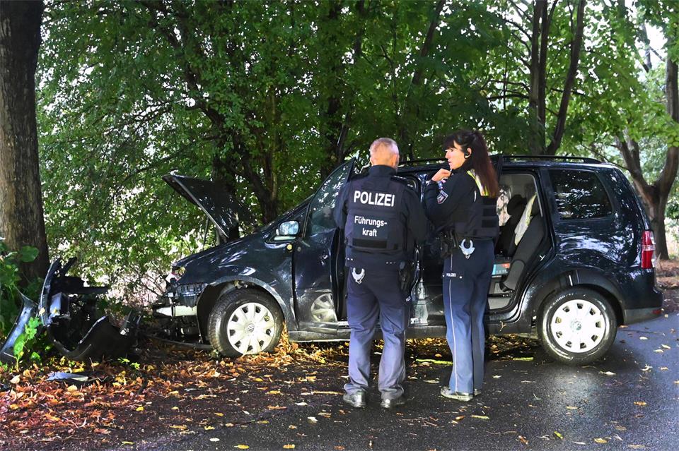 Polizisten untersuchten vor Ort den Wagen, mit dem der 20-Jährige geflüchtet ist. Nun muss rausgefunden werden, wem der Wagen gehört. 