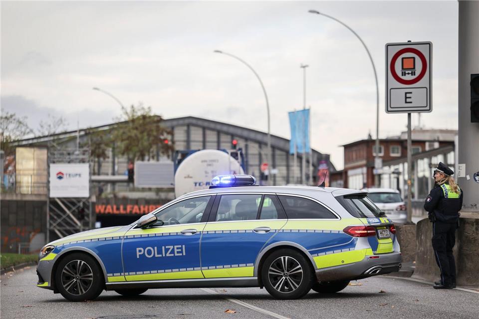 Polizisten waren am Wallring im Einsatz, nachdem ein Lastwagen Teile seiner Ladung verloren hatte.Christian Charisius/dpa
