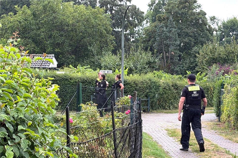 Polizisten waren in der Kleingartensiedlung in Spandau im Einsatz. Verena Schmitt-Roschmann/dpa