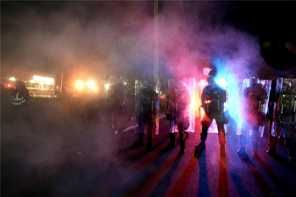 Polizisten wehren sich gegen ICE-Demonstranten.Angelina Katsanis/AP/dpa