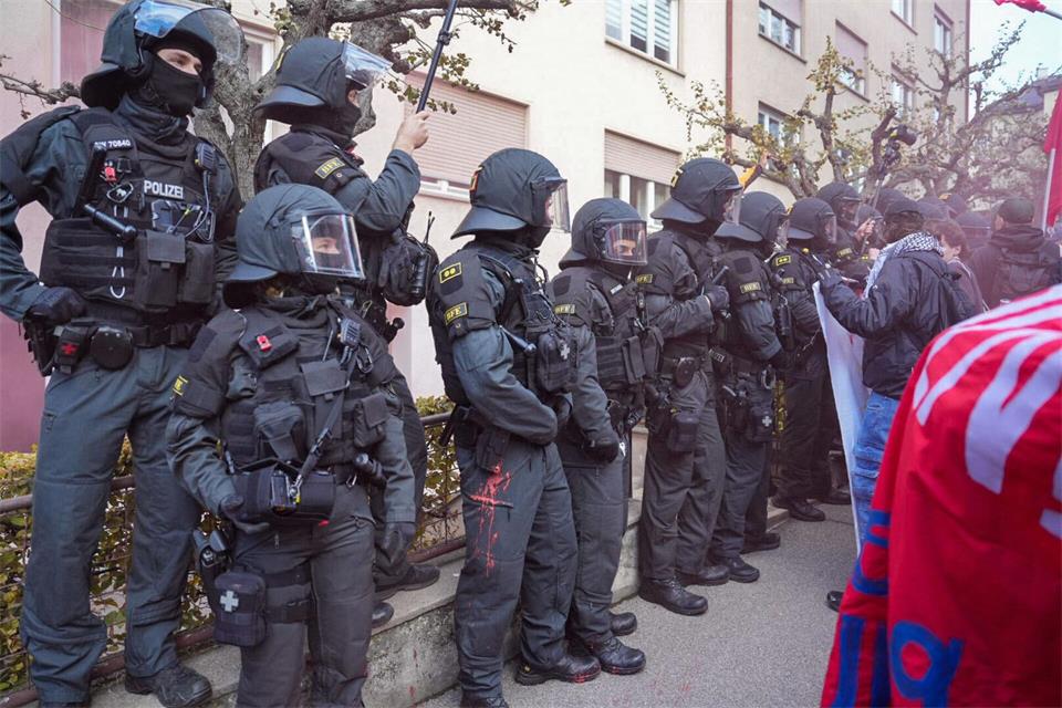Polizisten wurden bei der Demo angegriffen. Enrique Kaczor/dpa