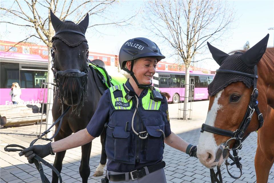 Polizistin Katharina Lorenz geht mit Remus (l) auf Streife. Daniel Löb/dpa