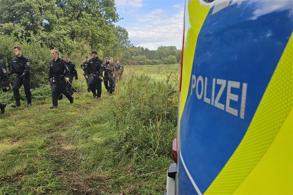 Polizistinnen und Polizisten auf der Suche nach Drohnenteilen in Wunstorf. (Archivbild)str/dpa