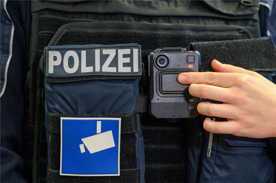 Polizistinnen und Polizisten im Norden Sachsen-Anhalts können seit rund einem halben Jahr mit sogenannten Bodycams bei Einsätzen filmen. (Archivbild)Klaus-Dietmar Gabbert/dpa